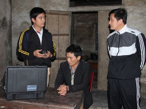 Tài xế xe tải đổ đá xuống đường ngăn CSGT truy đuổi