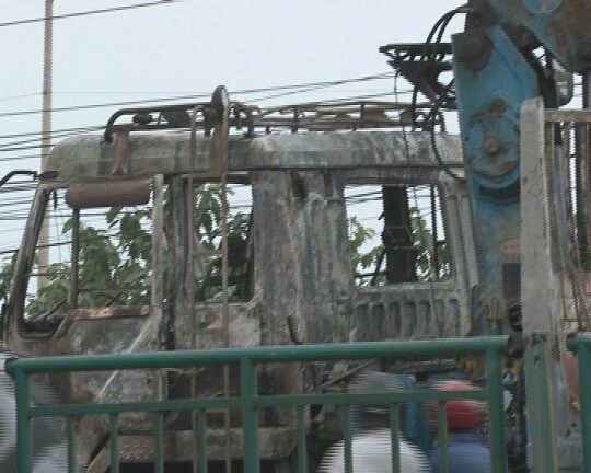 Đang dừng, xe cẩu bất ngờ bốc cháy dữ dội