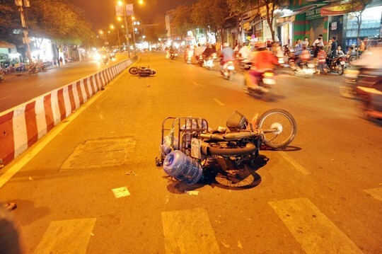 Hai tên cướp tháo chạy gây tai nạn, người chở nước thuê nguy kịch