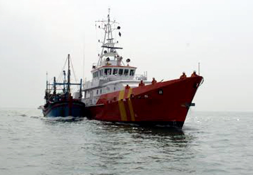 Cứu sống 8 ngư dân trôi dạt 3 ngày trên vùng biển Hoàng Sa