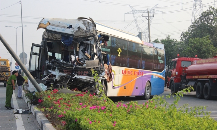 Hình ảnh kinh hoàng vụ xe giường nằm tông xe tải chở gỗ