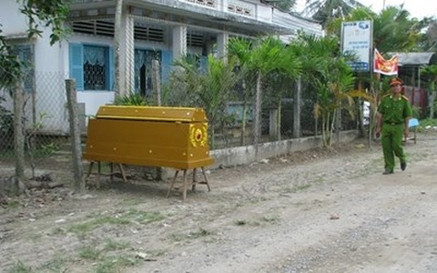 Mua quan tài đặt trước nhà phản đối cưỡng chế đất