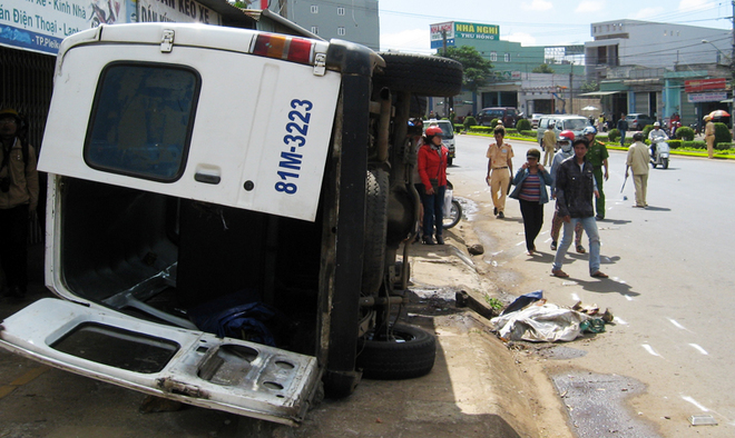 Ô tô khách hất tung hàng loạt xe máy, 4 người bị thương nặng