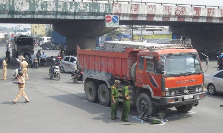 Bị xe ben kéo lê cả chục mét, một phụ nữ nguy kịch