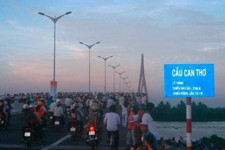 Vợ không nghe lời, chồng nhảy cầu Cần Thơ tự tử