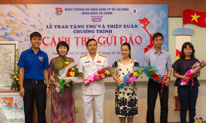 Hàng trăm bức thư chúc Tết của sinh viên gửi chiến sĩ Trường Sa