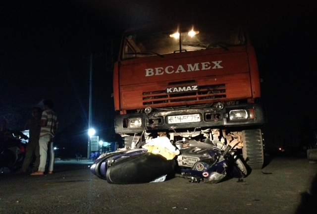 Bình Dương: Va chạm với xe ben, một người nguy kịch