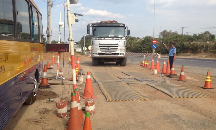 Vụ dân chặn xe quá tải: Lập trạm cân kiểm tra tải trọng