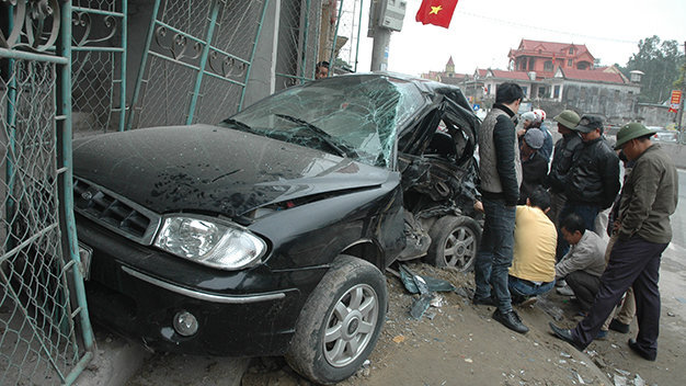 Mất lái, xe tải tông xe 4 chỗ