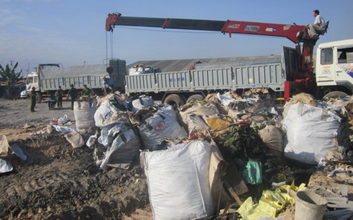 Bắt quả tang 3 xe tải đổ trộm gần 26 tấn chất thải độc hại