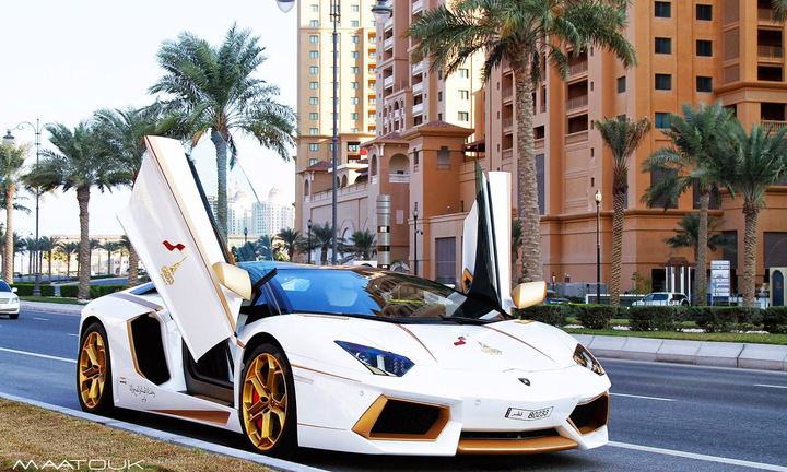 Video: Choáng với Lamborghini Aventador Roadster độ bằng vàng thật