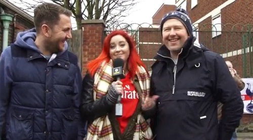 Video: Siêu mẫu nóng bỏng bất lực thuyết phục fan đổi áo