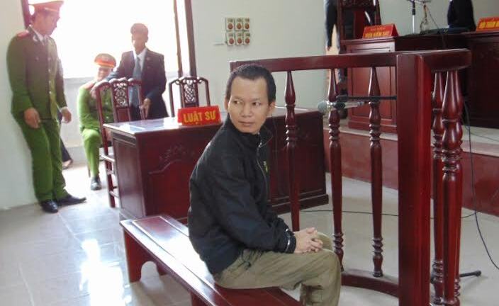 Lợi dụng vắng người,