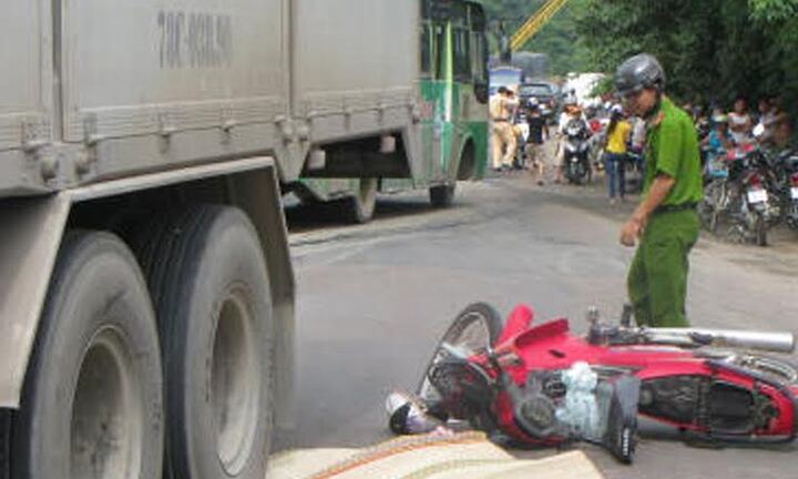 Phú Yên: Xe tải tông chết một phụ nữ đi mô tô
