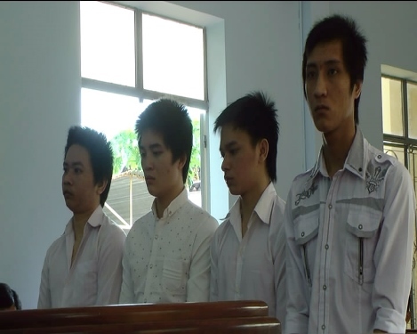 Giữ tay, bịt miệng thiếu nữ cho bạn hiếp dâm