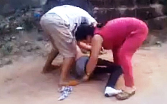 Một phụ nữ bị chặn giữa đường, cởi quần áo để quay phim