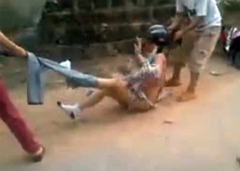Bức xúc những vụ lột đồ giữa đường để quay phim, chụp ảnh