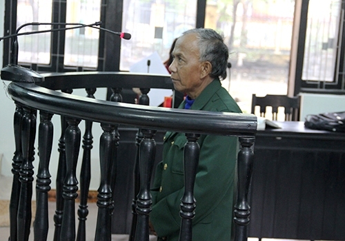  Cụ ông 67 tuổi nhiều lần “yêu” bé gái 14 tuổi tới mang bầu