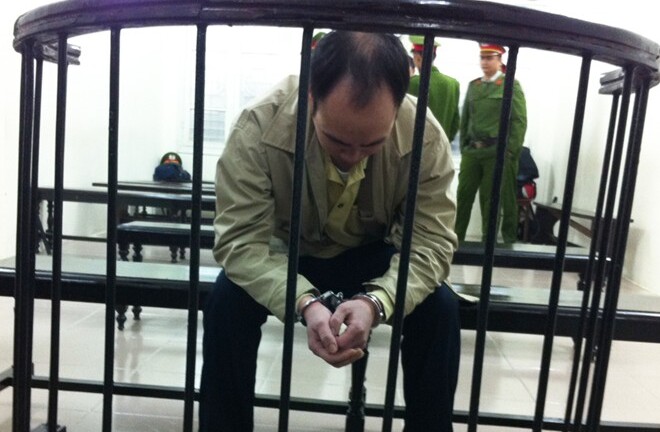 Nghi bị “cắm sừng”, chồng vác dao tới nhà ngoại truy sát vợ