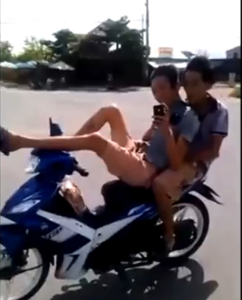 Phạt tiền nam thanh niên phê ma túy, lái xe máy bằng... chân