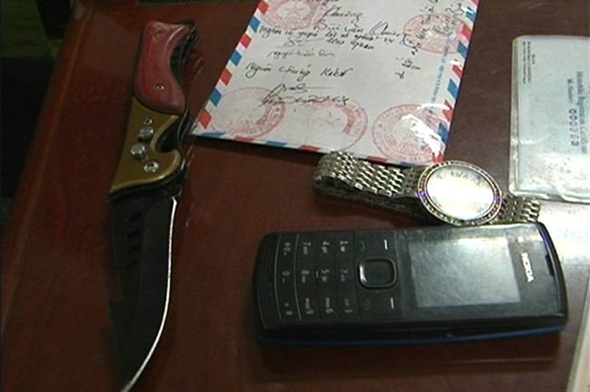 Bị bắt quả tang đang bán ma túy liền rút dao đâm công an