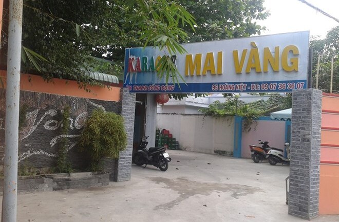 Bắt quả tang 2 nữ tiếp viên múa thoát y 100\% trong quán karaoke