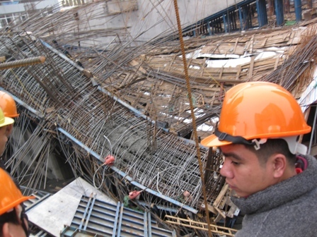 Dự án đường sắt trên cao Hà Nội: Khối sắt rơi đè bẹp đầu taxi