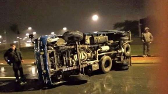 Lại lật xe, hàng loạt dải phân cách trên cầu Nhật Tân bị dỡ bỏ