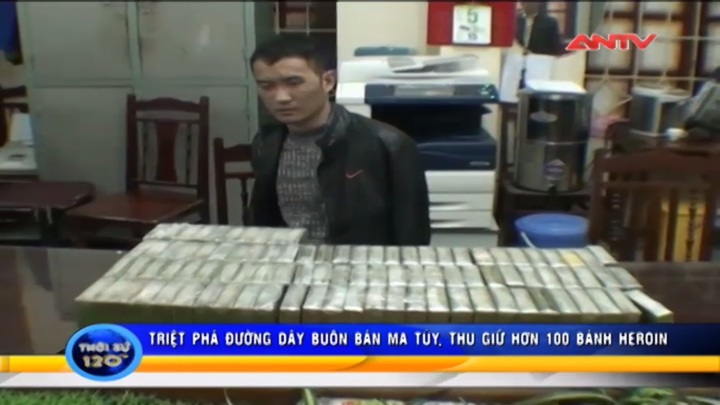 Bắt đối tượng vận chuyển 103 bánh heroin nổ súng tấn công công an