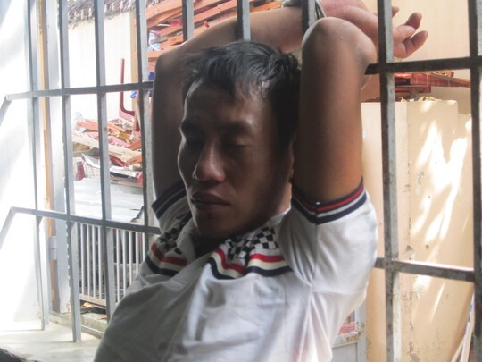 Hàng chục người dân vây bắt tên trộm xe máy giữa đường