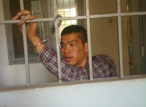 Lừa mở cửa cho cháu bé để chiếm đoạt 2 chiếc điện thoại