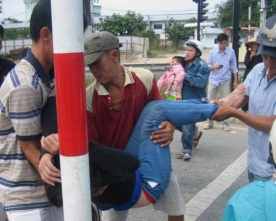 Đi chơi tết Dương lịch, 3 mẹ con nhập viện vì tai nạn giao thông