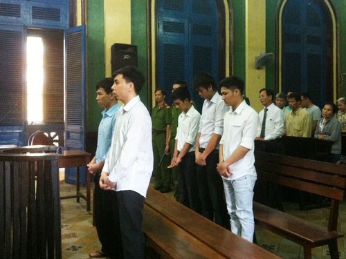 Can ngăn nhóm người “hỗn chiến”, cựu bảo vệ đâm chết người