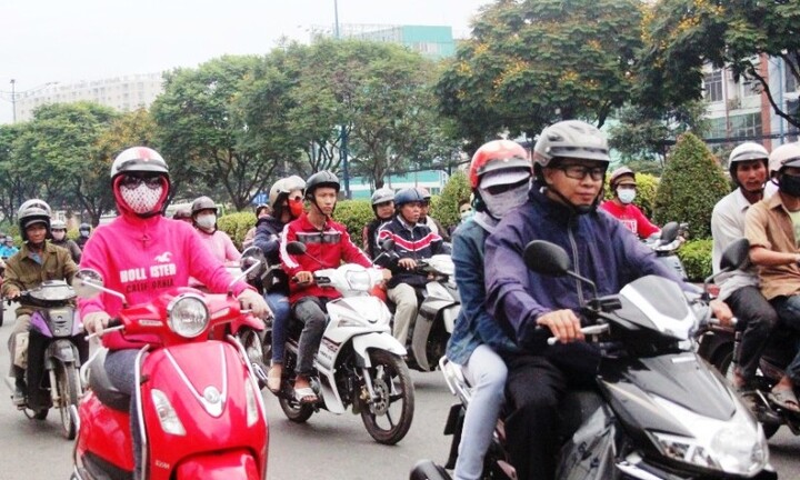 Người dân Sài Gòn co ro trong cái lạnh đầu năm
