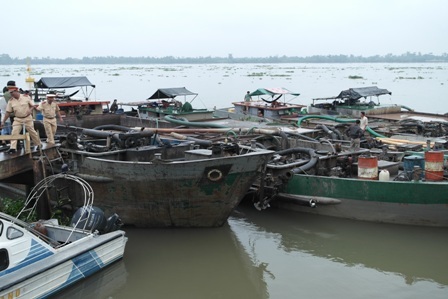 Bắt 5 sà lan trọng tải lớn hút cát trái phép trên sông Tiền