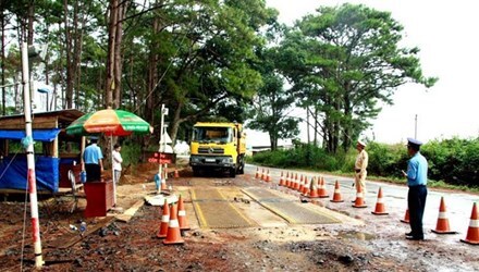 Bắt hai đối tượng đưa tiền hối hộ trong vụ Thanh tra giao thông nhảy lầu tự tử