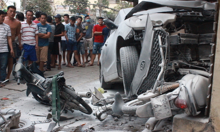 Xe hơi gây tai nạn liên hoàn nhiều người thoát chết trong gang tấc