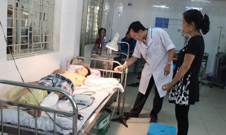 Nối thành công tay trái bị đứt lìa cho nam thanh niêm bị chém