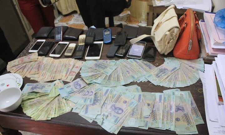 Nghệ An: Đột kích bất ngờ, bắt 9 con bạc đang say sưa sát phạt 