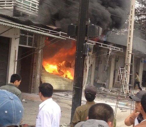 Căn hộ vắng chủ bất ngờ bùng cháy dữ dội