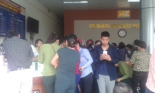 Người dân chen nhau mua vàng ngày vía Thần tài