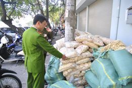Hà Nội: Bắt giữ hàng tấn thực phẩm lậu đang chuẩn bị lên 