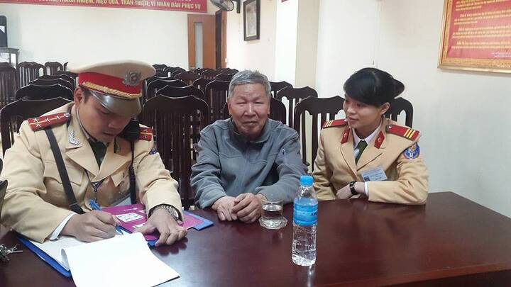 Hà Nội: Cụ ông 65 tuổi đi lạc được CSGT đưa về nhà