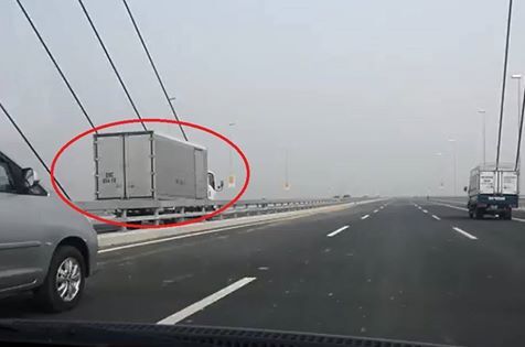 Xe tải chạy ngược chiều trên cầu Nhật Tân với tốc độ cao