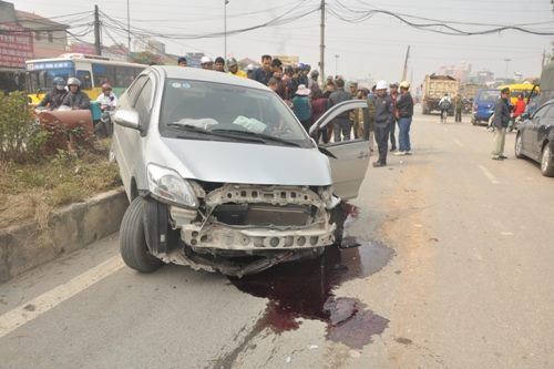 Va chạm xe tải, ô tô con vỡ nát đầu giữa phố