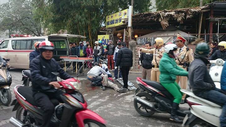 Hai xe máy đấu đầu giữa phố, một người nguy kịch