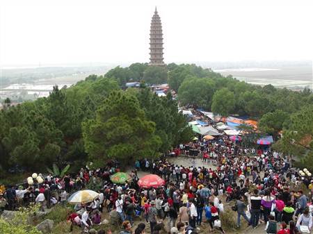 Bắc Ninh: Hàng vạn du khách trẩy hội chùa Phật tích