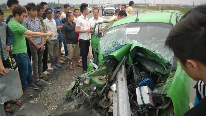 Đâm xuyên lan can đường, taxi Mai Linh vỡ nát đầu trên cao tốc