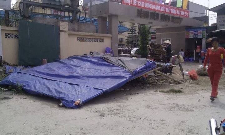 Hà Nội: Rác thải, hàng quán ngổn ngang trước cổng BV Nông nghiệp