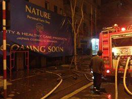 Cháy ngùn ngụt trong đêm tại cửa hàng sofa 6 tầng Đê La Thành